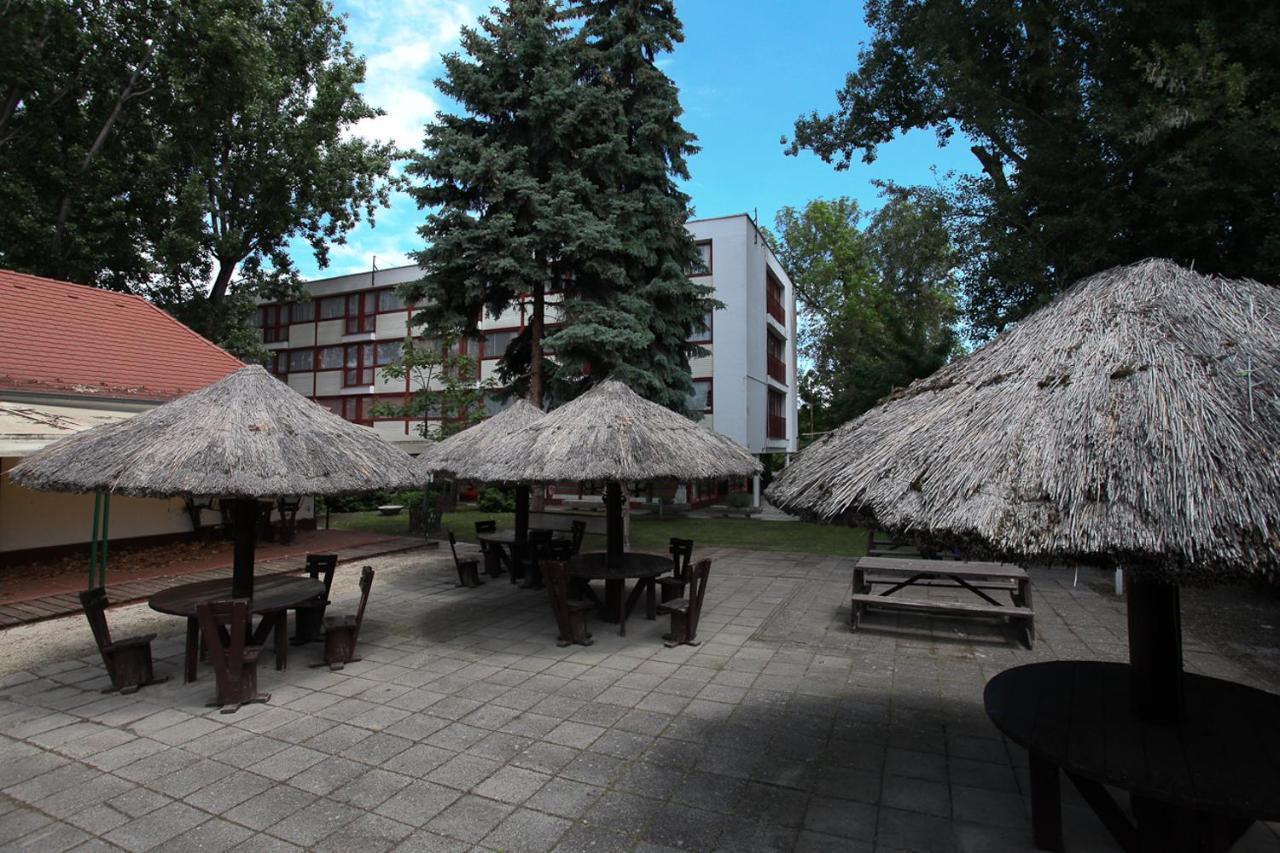 Готель Rev Szallo Balaton Сантод Екстер'єр фото