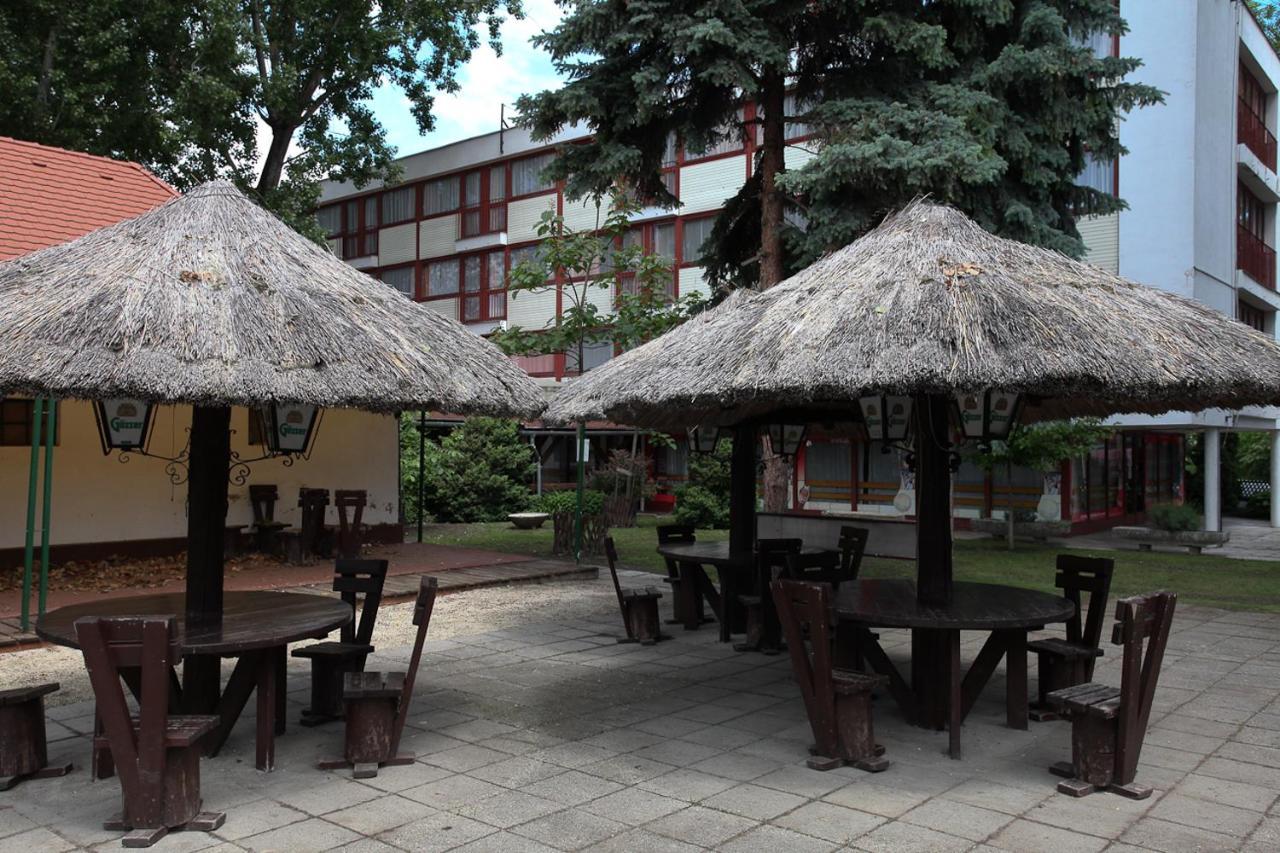 Готель Rev Szallo Balaton Сантод Екстер'єр фото