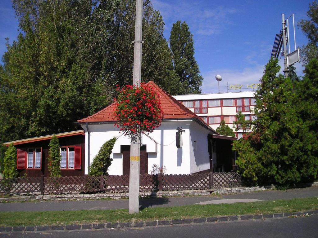 Готель Rev Szallo Balaton Сантод Екстер'єр фото